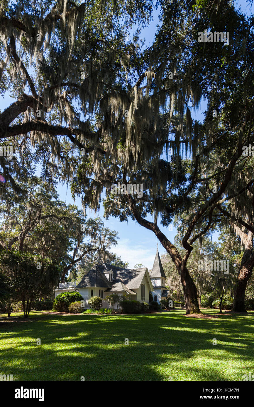 USA, St. Simons Island, Frederica, Christ Church and live oak trees Stock Photo Alamy