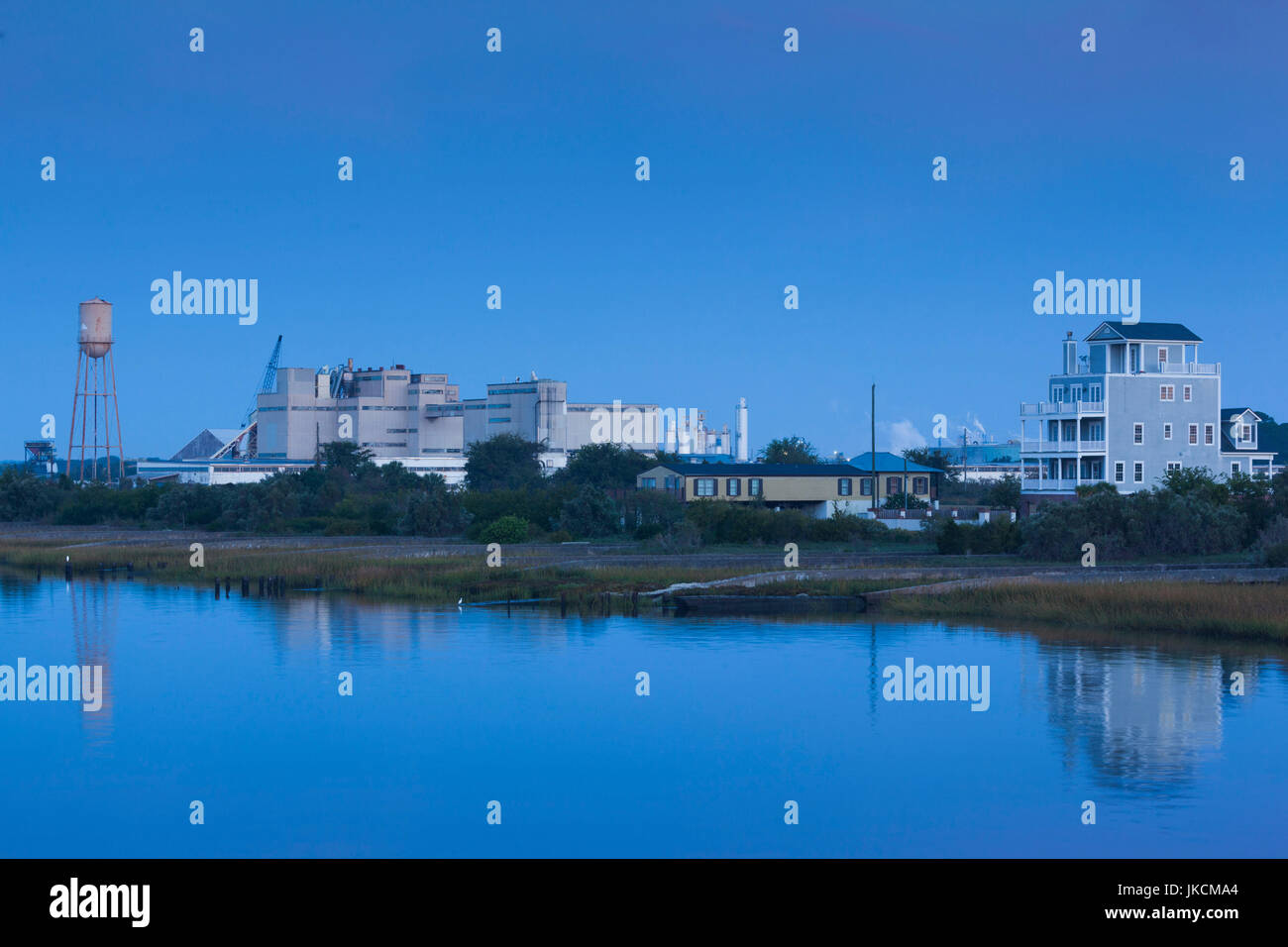 USA, Brunswick, shoreline buildings along Brunswick River