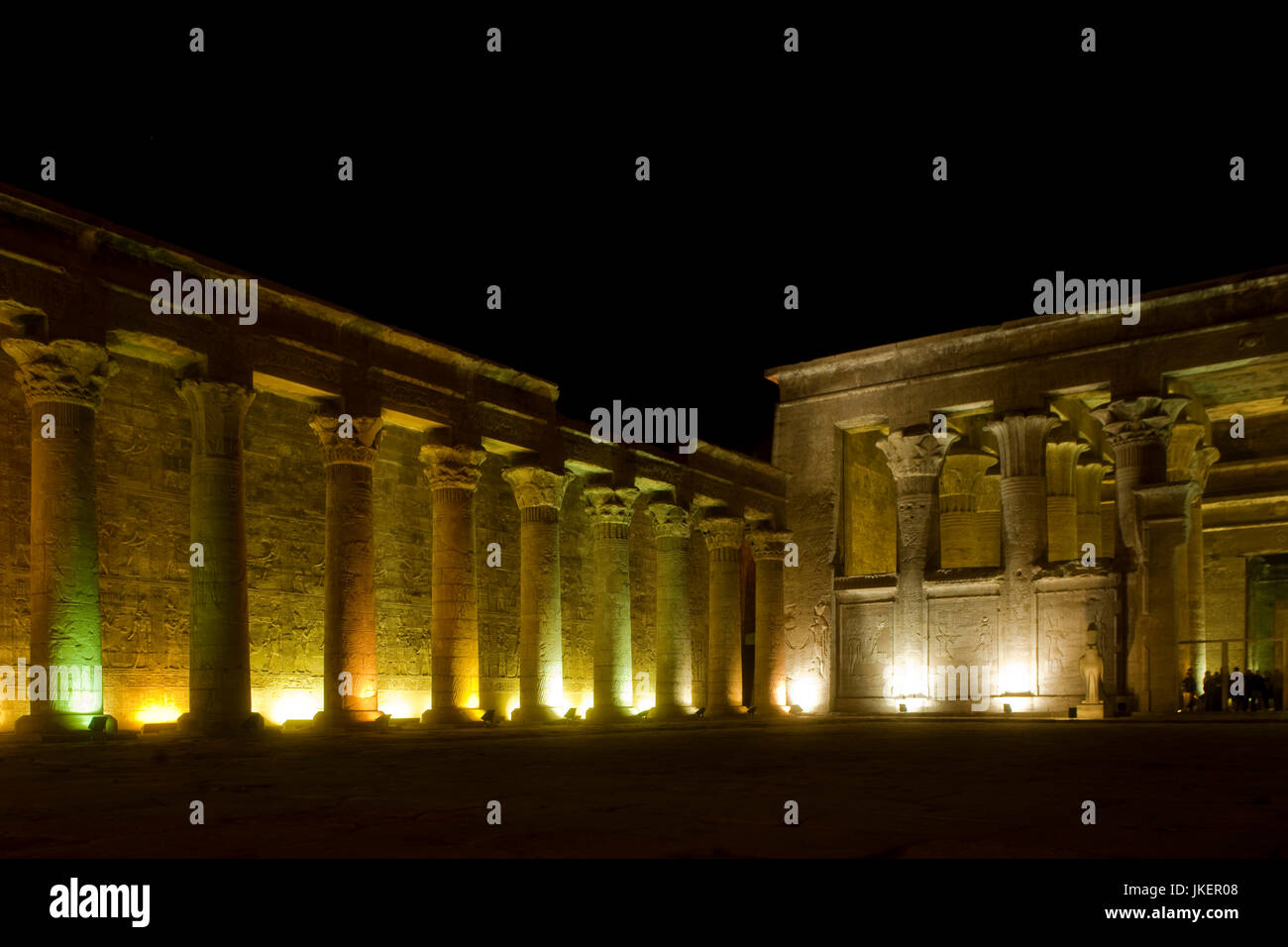 Aegypten, Edfu (Idfu), Horustempel, Eingang zum Pronaos im Vorhof und westliche Säulenkolonnade im Vorhof Stock Photo