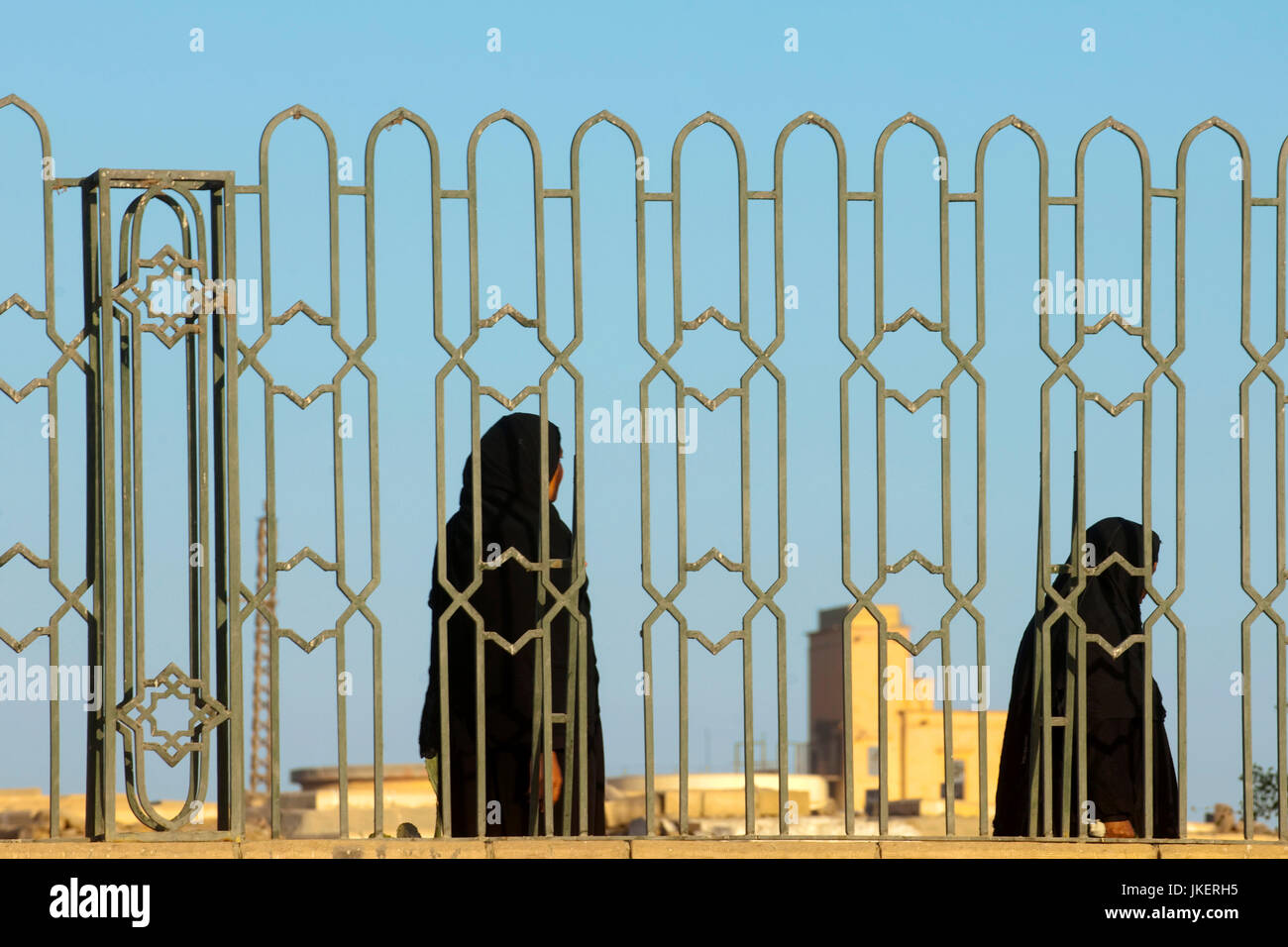 Aegypten, Assuan, zwei Frauen am Fatimidischen Friedhof, Stock Photo