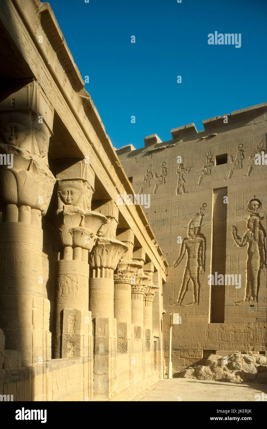 Aegypten, Assuan, rekonstruierter Isis-Tempel auf der Nil-Insel Philae, zweiter Pylon des Isis-Tempels mit Opferszenen des Königs vor Gottheiten Stock Photo