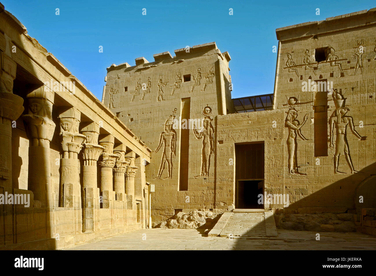 Ägypten, Assuan, rekonstruierter Isis-Tempel auf der Nil-Insel Philae, zweiter Pylon des Isis-Tempels mit Opferszenen des Königs vor Gottheiten, links Stock Photo