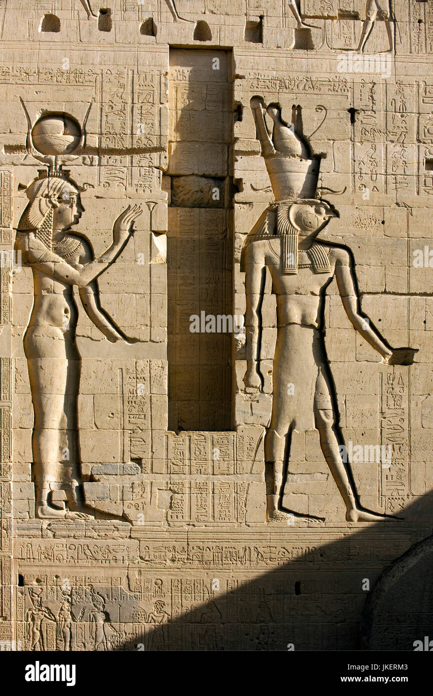 Ägypten, Assuan, rekonstruierte Tempelanlage von Philae auf der Insel Agilkia, Göttin Hathor rechts neben dem Haupteingang am zweiten Pylon des Isis-T Stock Photo