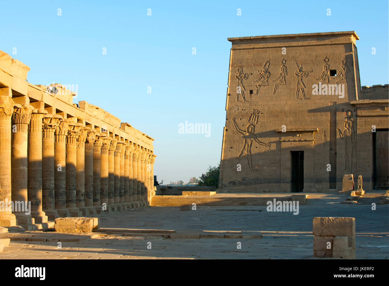 Ägypten, Assuan, Tempel von Philae auf der Insel Agilkia, Großer Hof (Dromos) vor dem Isis-Tempel, westlicher Säulengang des Dromos (Wasserseite), Stock Photo