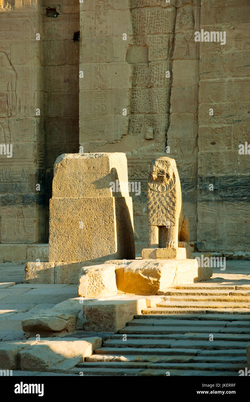 Ägypten, Assuan, Tempel von Philae auf der Insel Agilkia, Großer Hof (Dromos) vor dem Isis-Tempel, westlicher Säulengang des Dromos (Wasserseite), Stock Photo
