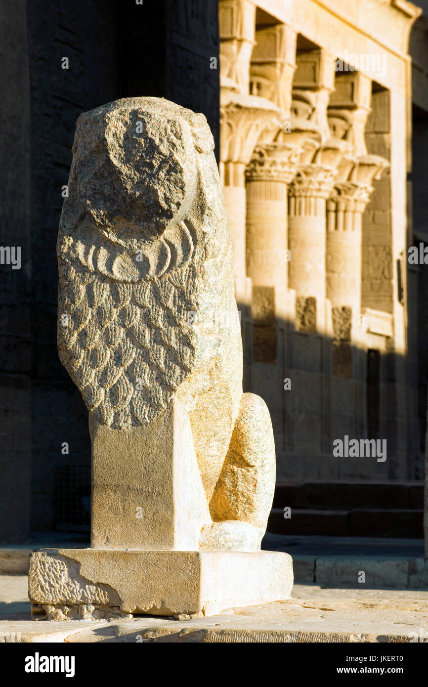 Ägypten, Assuan, Tempel von Philae auf der Insel Agilkia, Großer Hof (Dromos) vor dem Isis-Tempel, westlicher Säulengang des Dromos (Wasserseite), Stock Photo