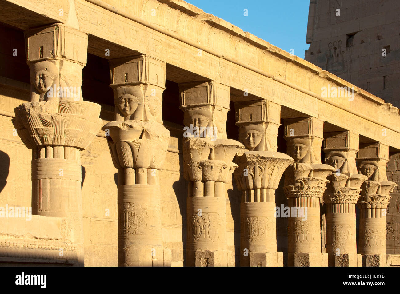 Ägypten, Assuan, rekonstruierte Tempelanlage von Philae auf der Insel Agilkia, Säulen des Mammisi im zweiten Hof, die Kapitelle sind mit Hathor-Sistre Stock Photo