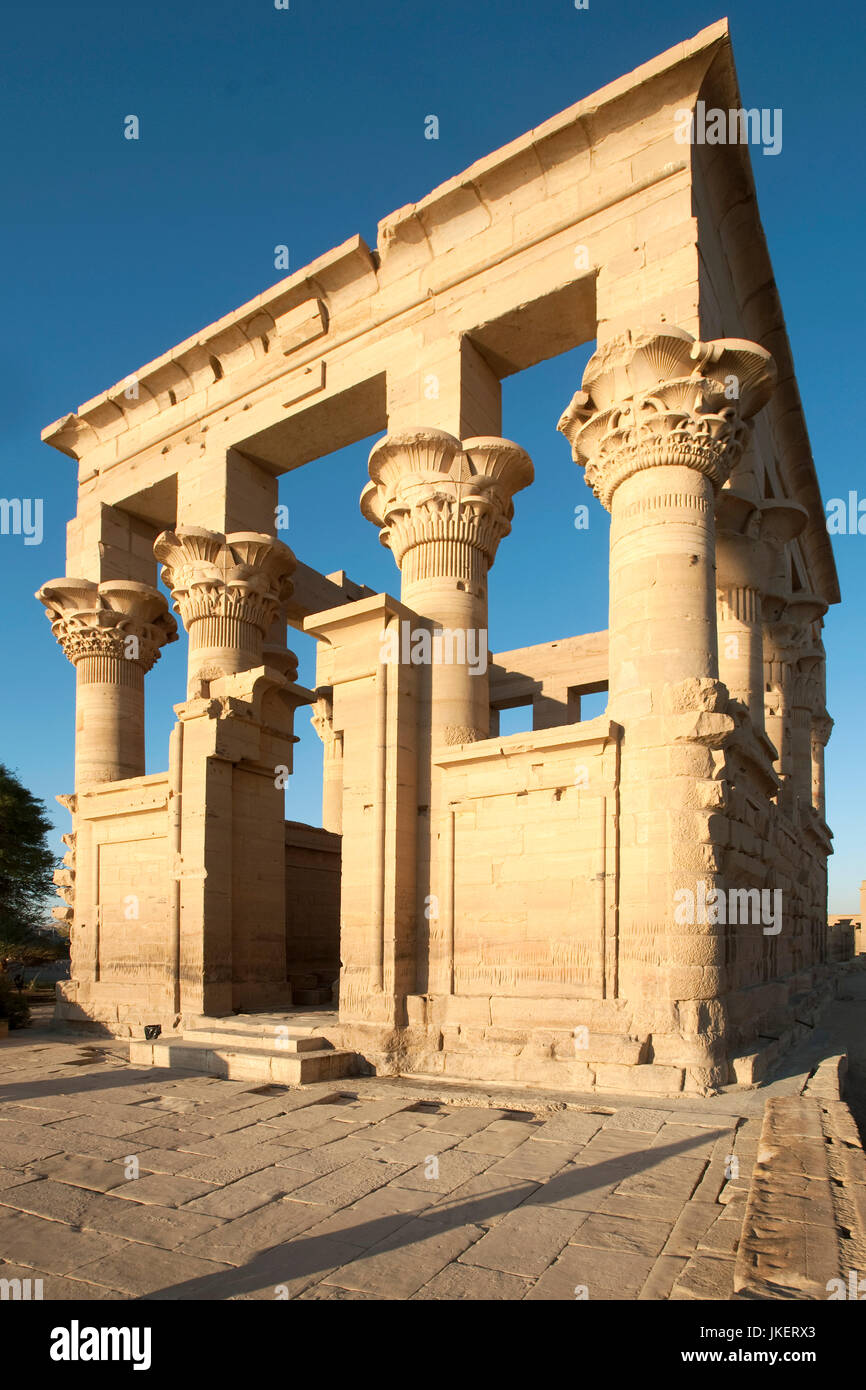 Ägypten, Assuan, Tempel von Philae auf der Insel Agilkia, Trajan-Kiosk, wahrscheinlich Anfang des zweiten Jahrhunderts unter dem römischen Kaiser Traj Stock Photo
