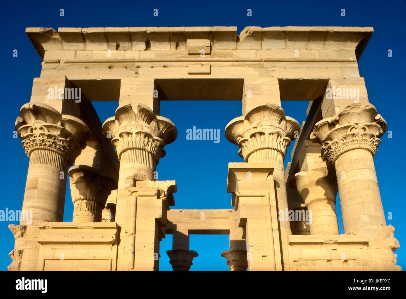 Ägypten, Assuan, Tempel von Philae auf der Insel Agilkia, Trajan-Kiosk, wahrscheinlich Anfang des zweiten Jahrhunderts unter dem römischen Kaiser Traj Stock Photo
