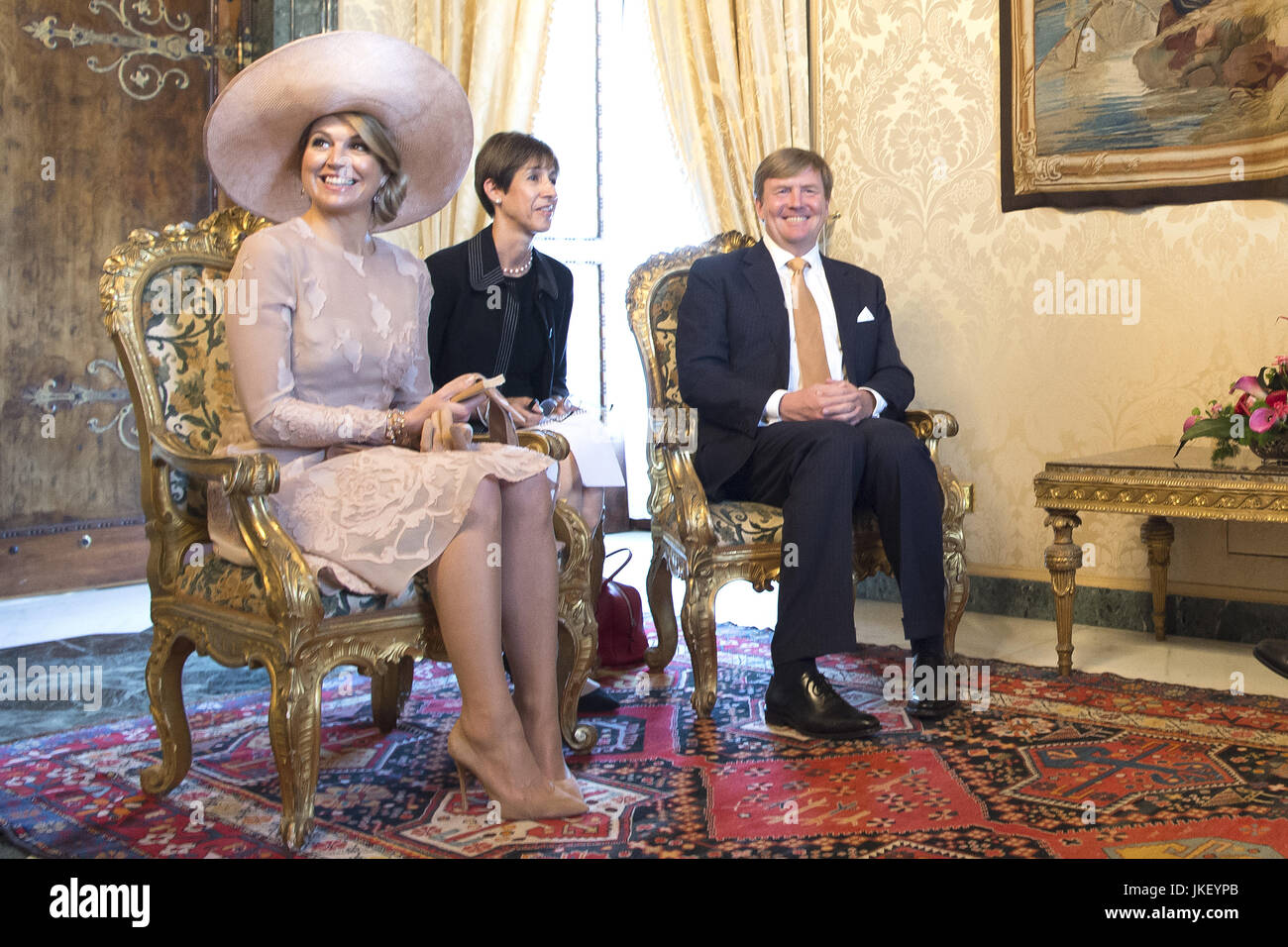 Staatsbezoek van Koning en Koningin aan de Republiek Italie - dag 1 - Rome /// State visit of King and Queen to the Republic of Italy - Day 1 - Rome  Op de foto / On the photo: Koningin Maxima, Koning Willem-Alexander poseren voor een foto in het Palazzo del Quirinale   Queen Maxima, King Willem-Alexander posing for a photo at the Palazzo del Quirinale  Where: Rome, Italy When: 20 Jun 2017 Credit: WENN.com  **Only available for publication in UK, USA, Germany, Austria, Switzerland** Stock Photo