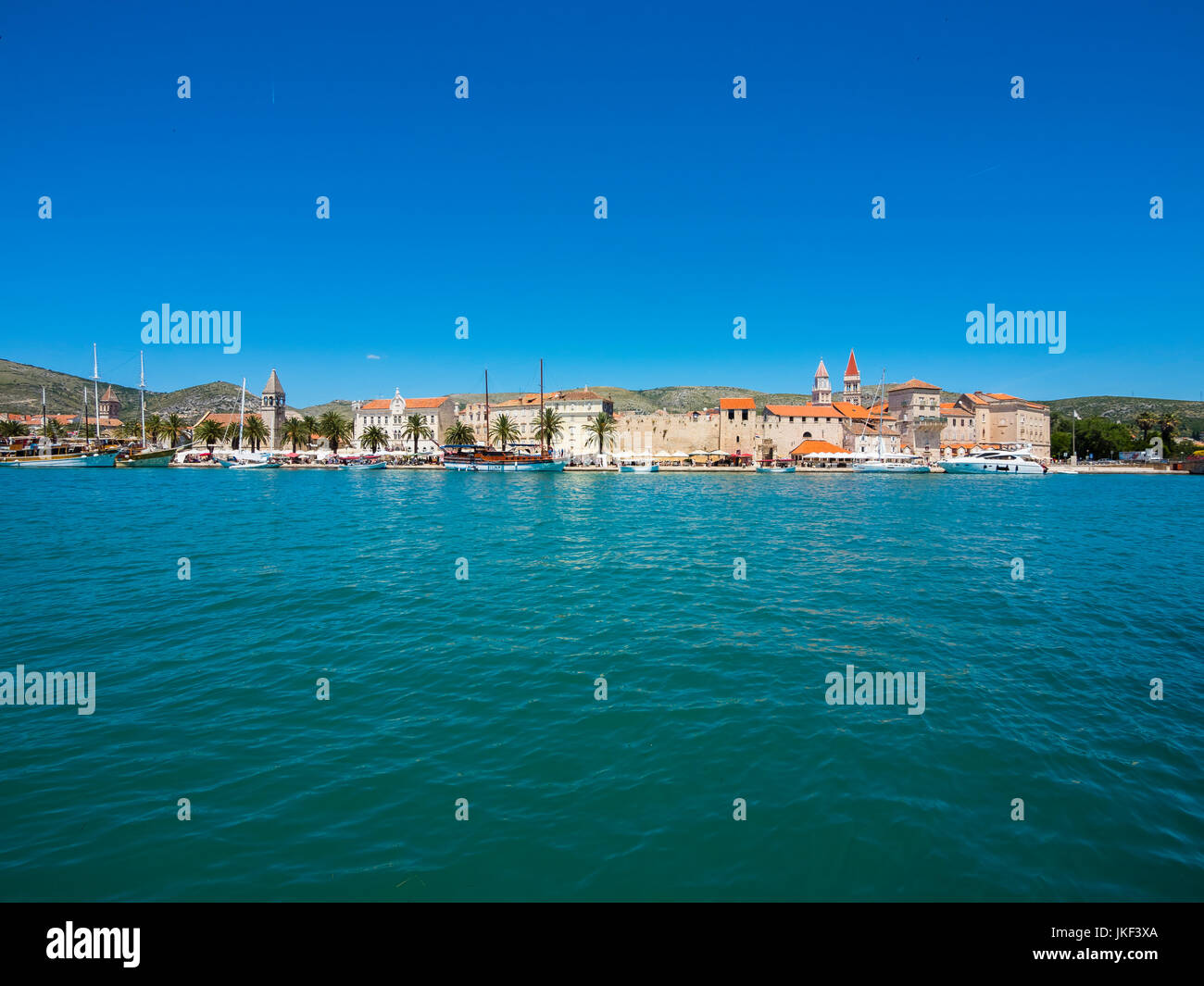 Kroatien, Adriaküste, Dalmatien, Region Split, Altstadt Trogir, UNESCO Weltkulturerbe,Riva Promenade und Palazzo Stock Photo