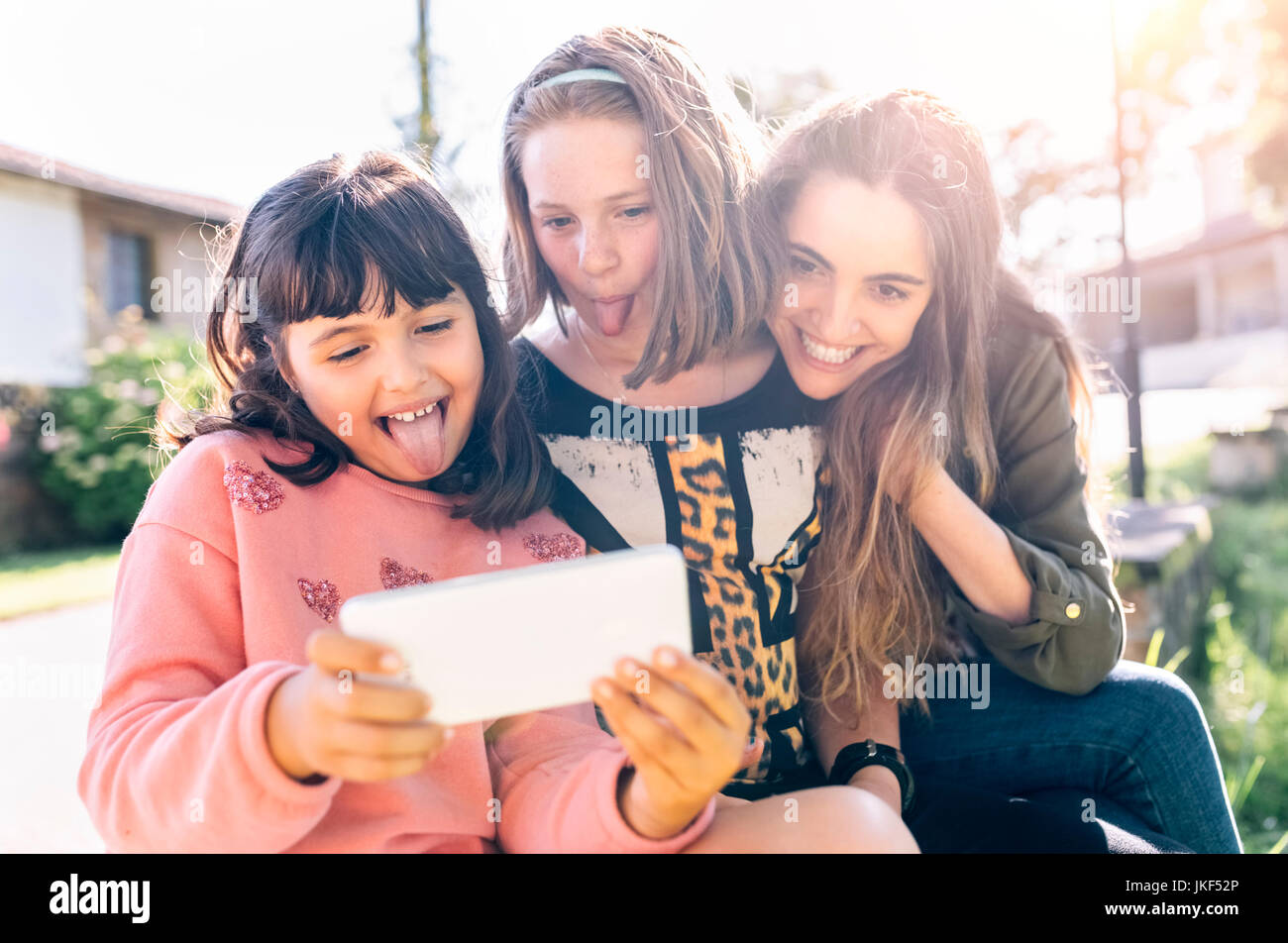 Three girls 10 selfie hi-res stock photography and images - Alamy