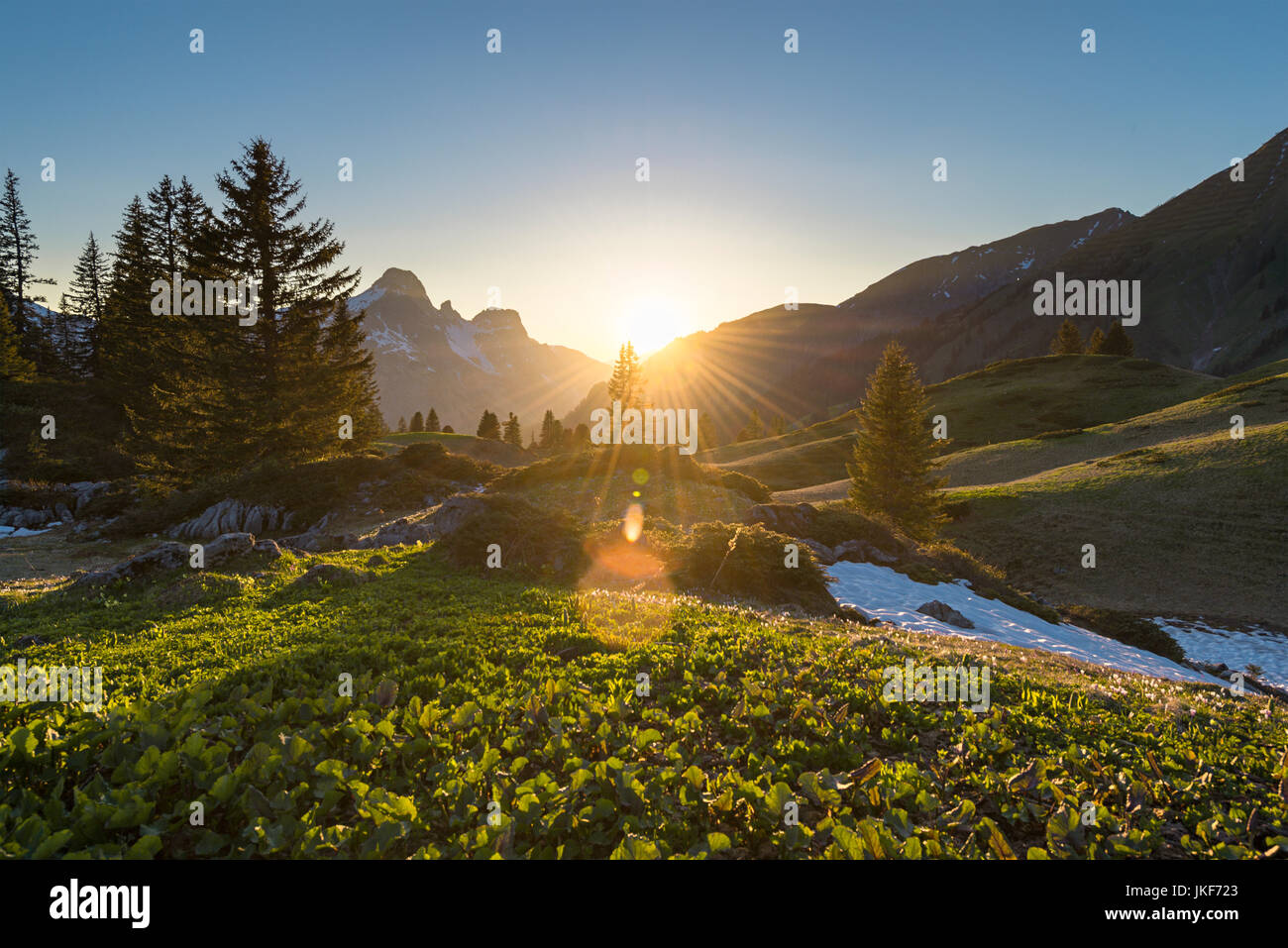 Sonne in der Berglandschaft bei Hochtannbergpass Stock Photo