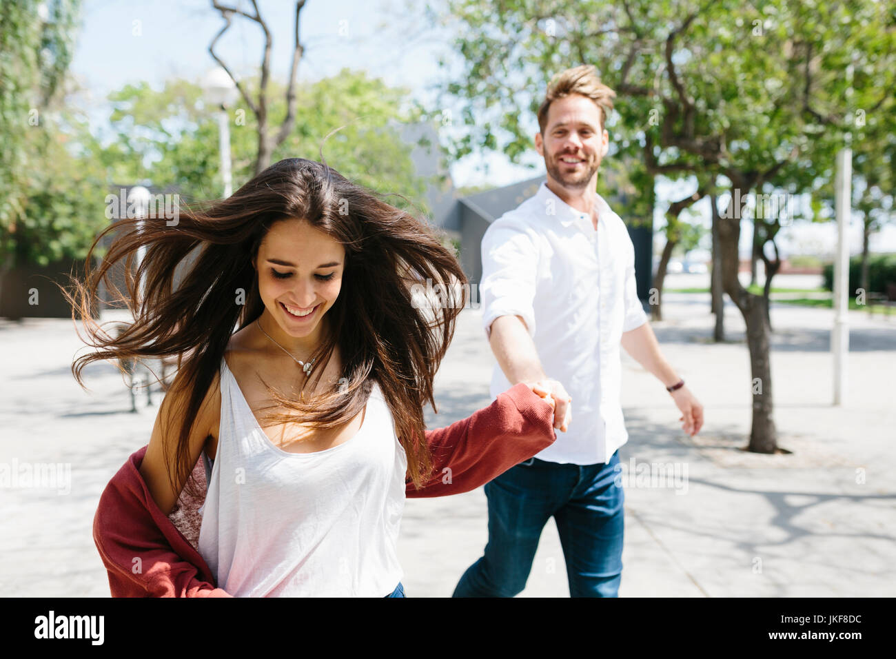 смотрят друг другу в глаза. передача он и она. влюблённая женщина. любящая женщина. парень и девушка улыбаются.