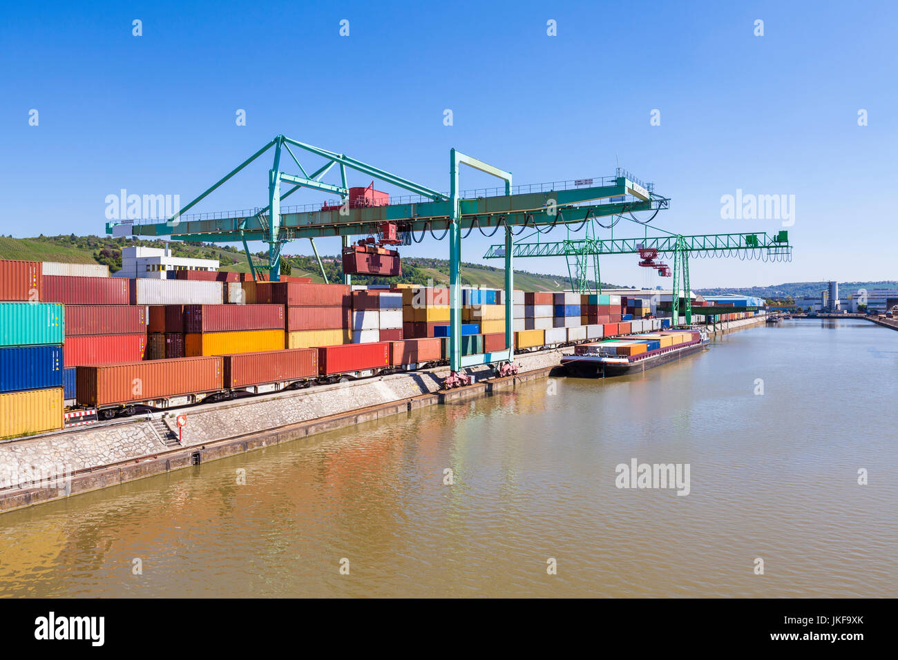 Deutschland, Baden-Württemberg, Stuttgart, Neckar, Neckarhafen, Containerhafen, Hafen, Containerschiff, Schiff, Beladung, Containerterminal, Container Stock Photo