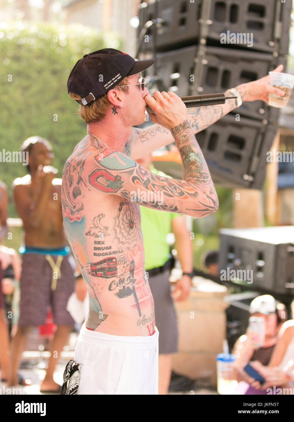 Machine gun kelly drummer hi-res stock photography and images - Alamy