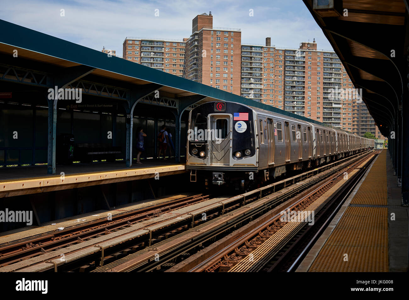 Q train new york city hi-res stock photography and images - Alamy