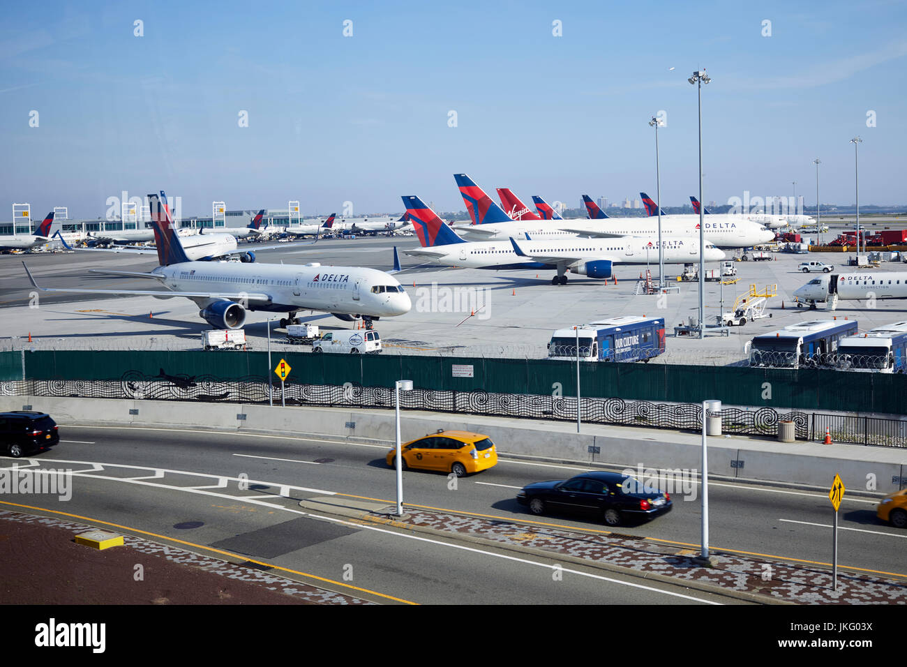 Dentro Do Terminal 4 Da Linha Aérea Do Delta No Aeroporto Internacional De  JFK Em New York Foto de Stock Editorial - Imagem de pista, colosso: 85463488