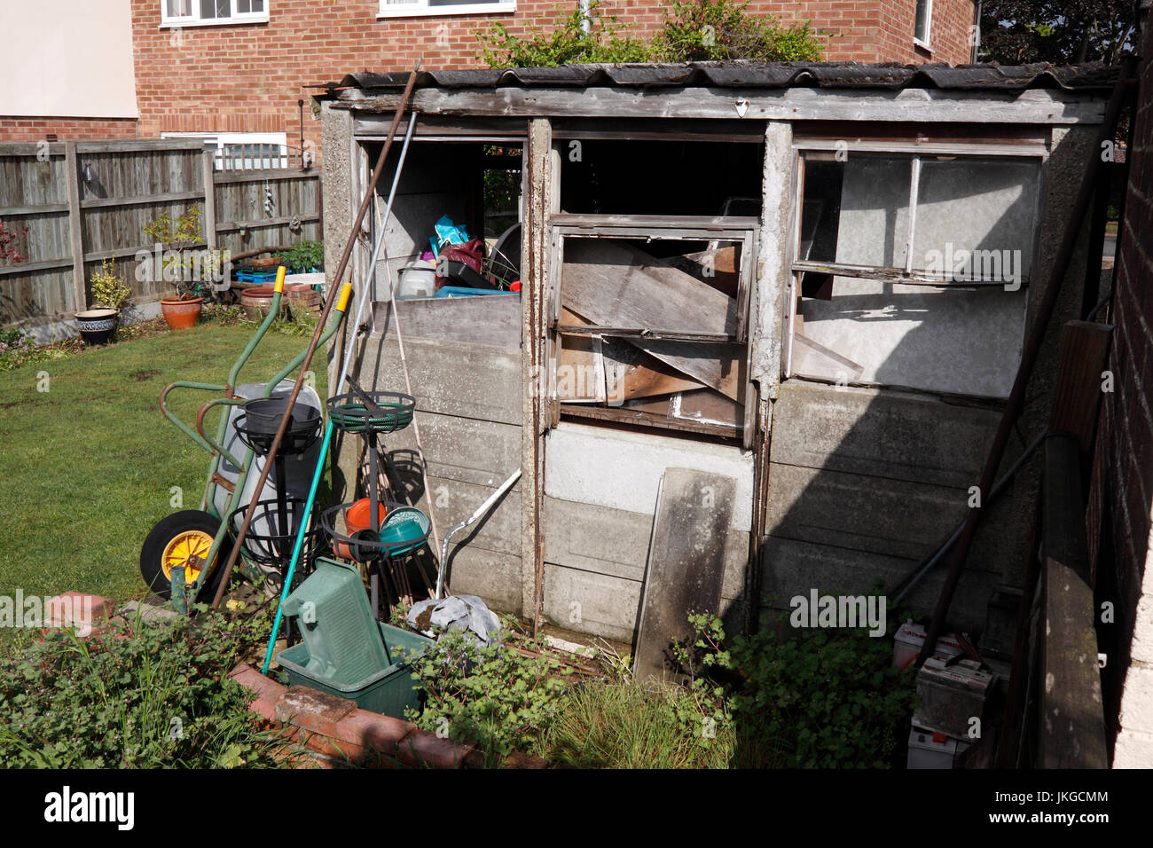 UNKEMPT UNTIDY GARDEN AND SHED Stock Photo