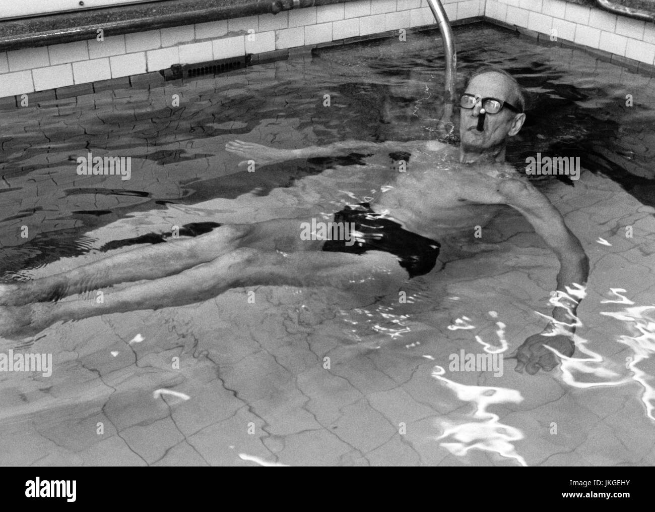 ARNE BORG Swedish swimmer and world record holder in the early 1900s.On the picture in the Centralbadet bassin in Stockholm with cigar in his daily sw Stock Photo
