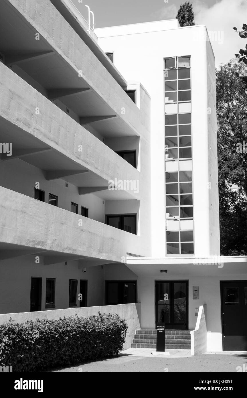 The 1930s Bauhaus influenced modernist Isokon apartment building, designed by Wells Coates, in Hampstead, London. Black and white. Stock Photo