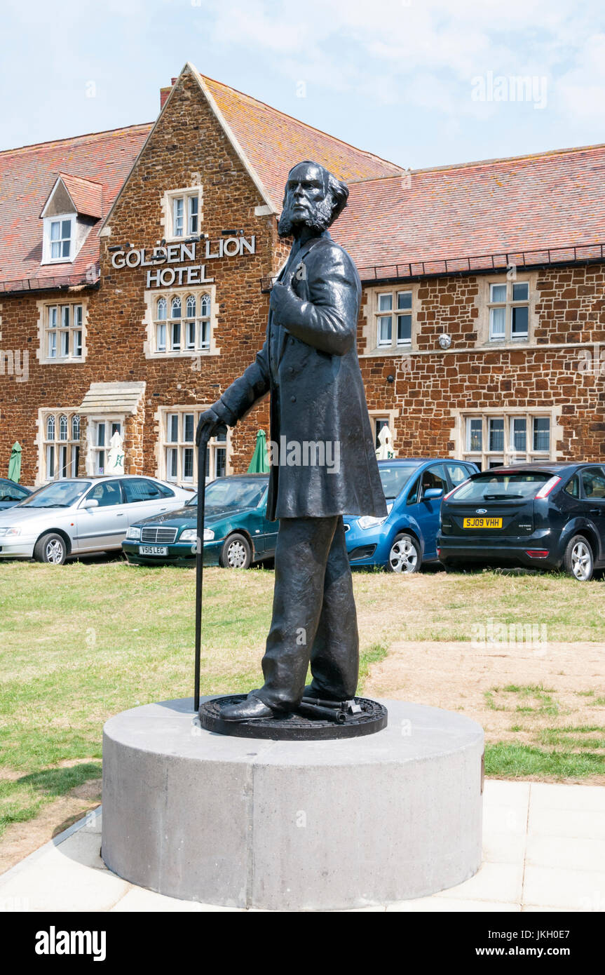 Statue of Henry Styleman LeStrange in front of The Golden Lion, the first building in the town of Hunstanton which he founded in the 1840s. Stock Photo