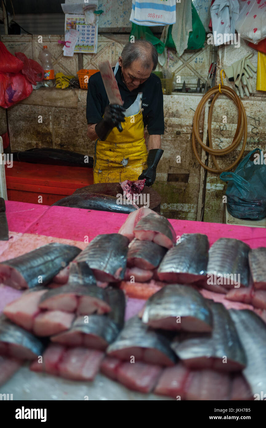 20.07.2017, Singapore, Republic of Singapore, Asia - A fish monger at the Chinatown Wet Market. Stock Photo