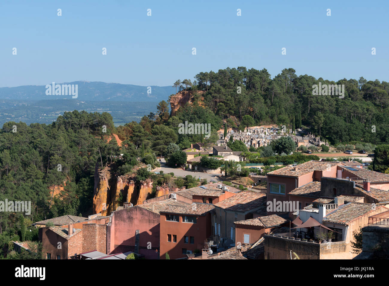 villag Roussillon and Sentier des Ocres (Ocker Trail), Roussillon, Vaucluse, France Stock Photo
