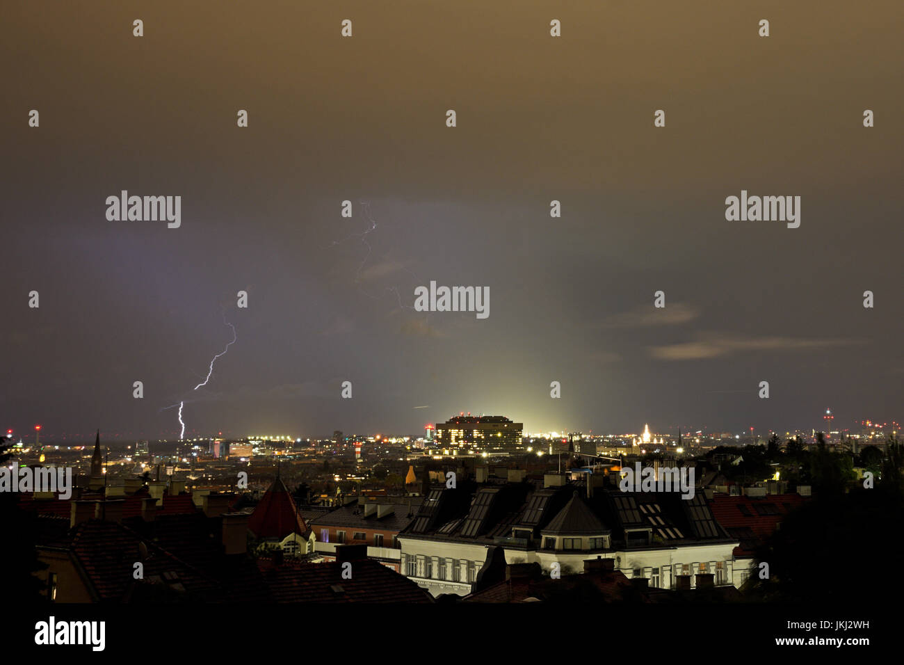 Lightning strikes building hi-res stock photography and images - Alamy