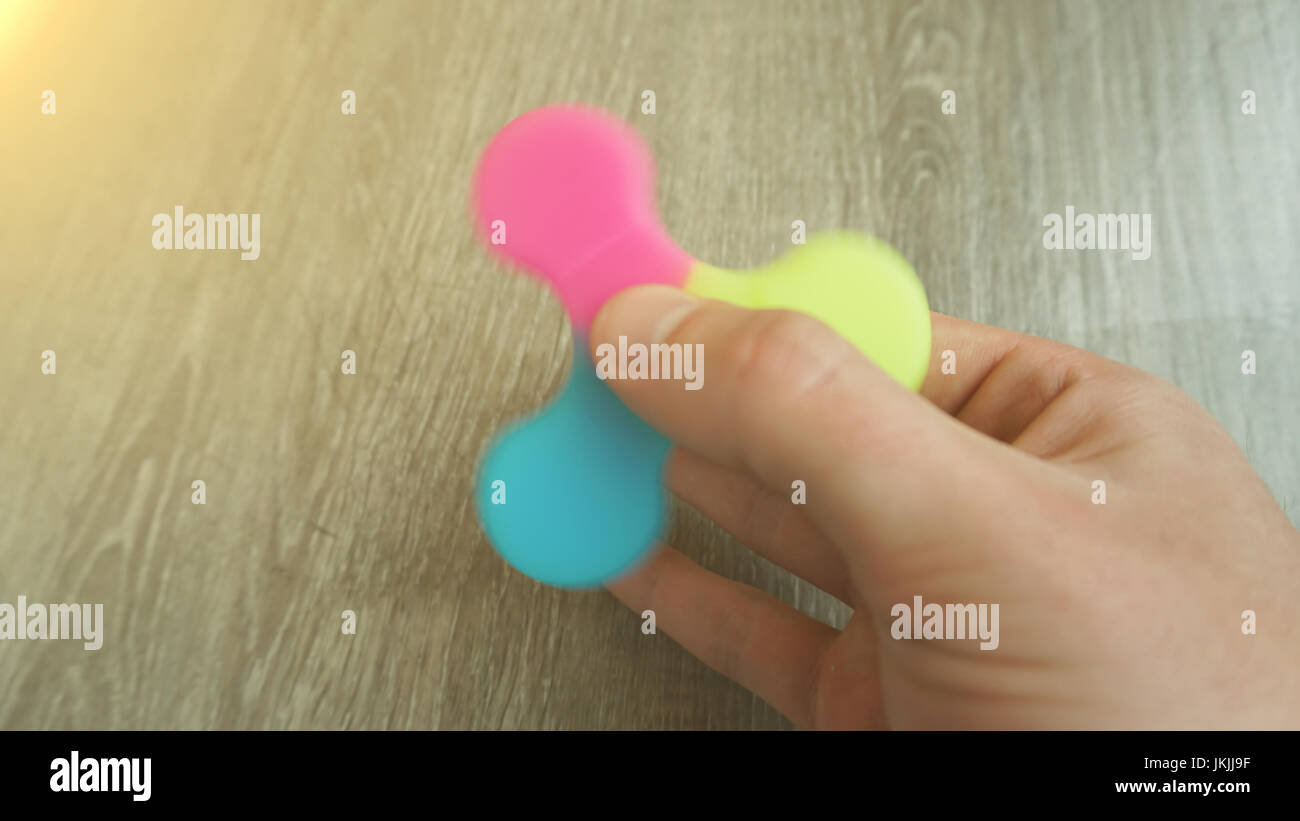 leg spinner toy