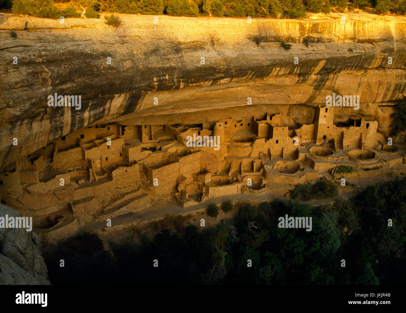 Cliff Palace multi-storey Anasazi cliff dwelling, Mesa Verde, Colorado: view SE showing circular & square towers, terraces, kivas and apartment blocks Stock Photo