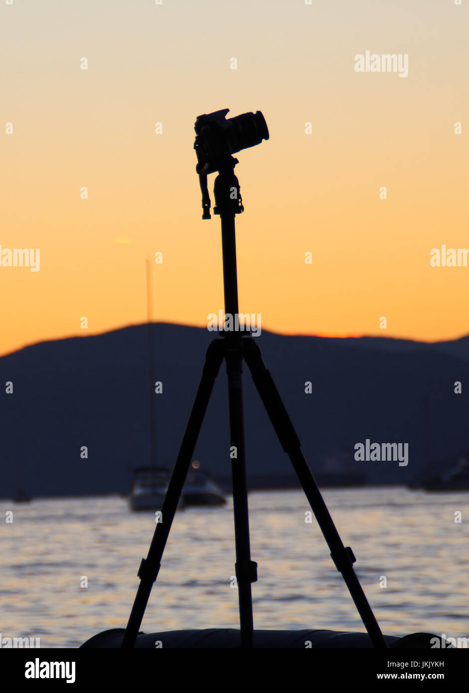 Silhouette of a camera on a tripod at sunset Stock Photo - Alamy