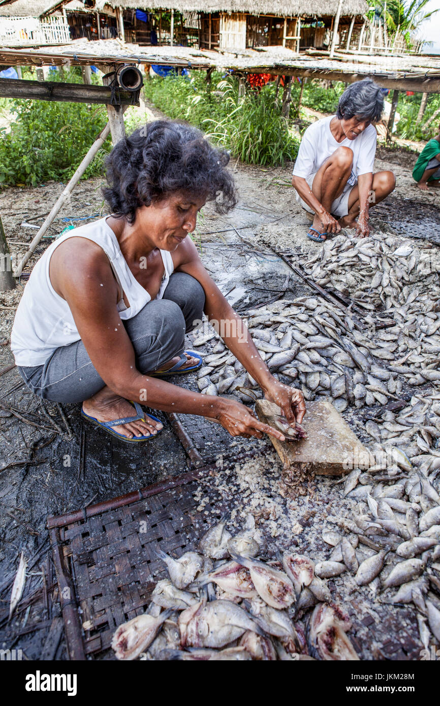 Femmes philippines travaillant en position accroupie