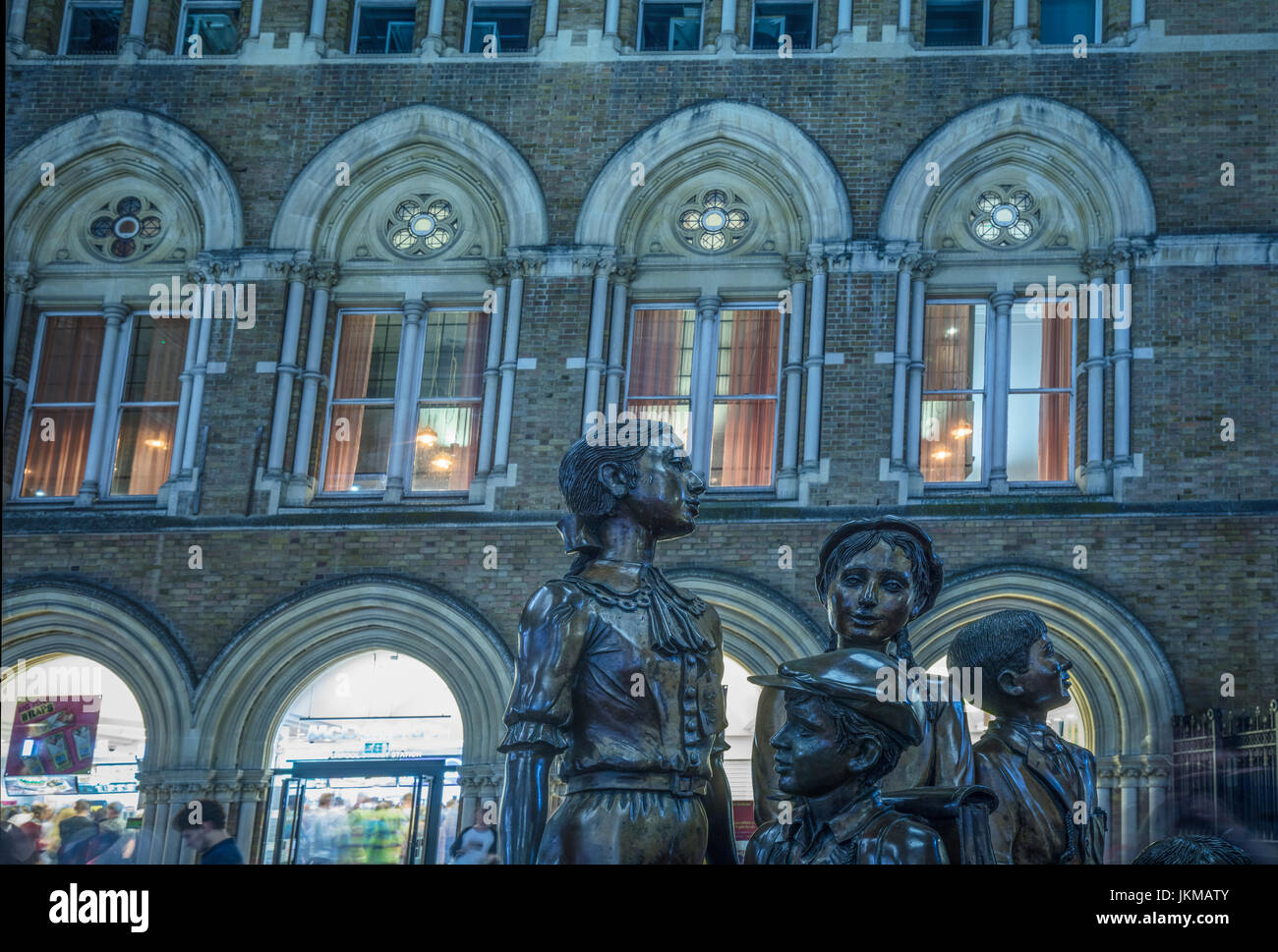 Statues at Liverpool Street Station in London Stock Photo Alamy