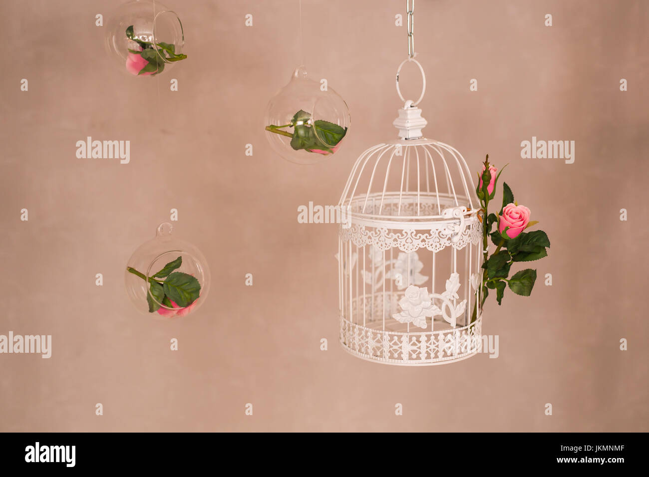Shabby chic decorating with beautiful vintage birdcage and flowers ...