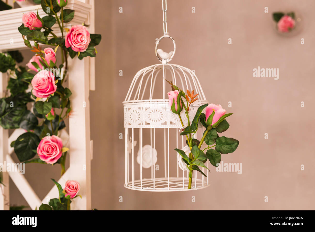 Shabby chic decorating with beautiful vintage birdcage and flowers ...