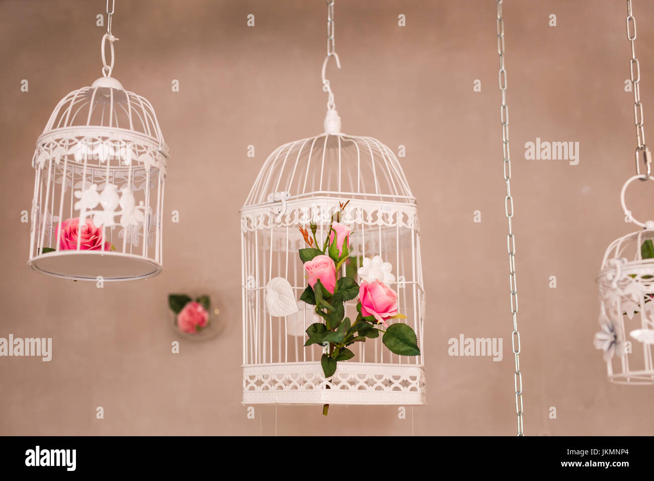 Shabby chic decorating with beautiful vintage birdcage and flowers ...