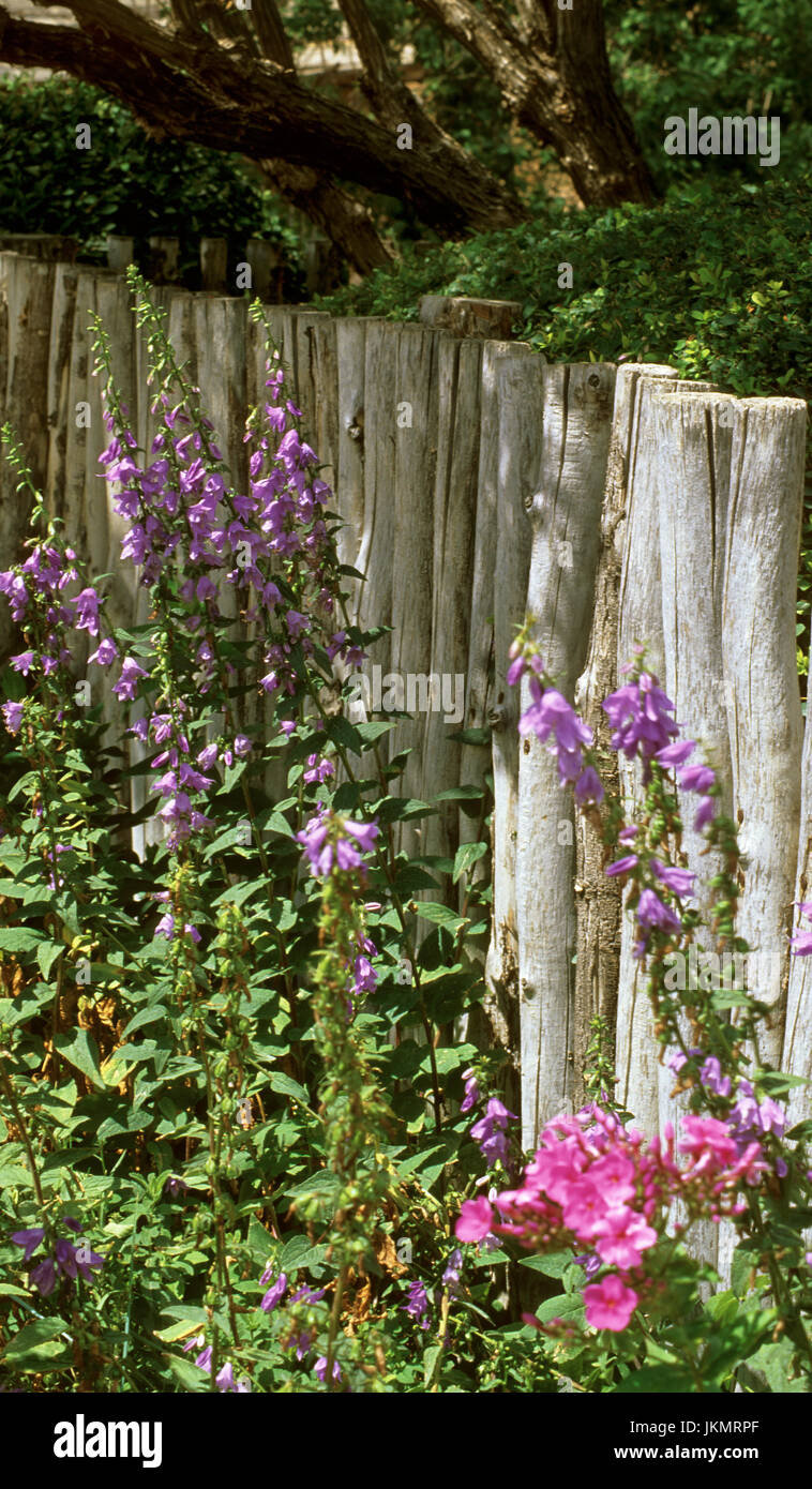 Rustic garden fence hi-res stock photography and images - Alamy