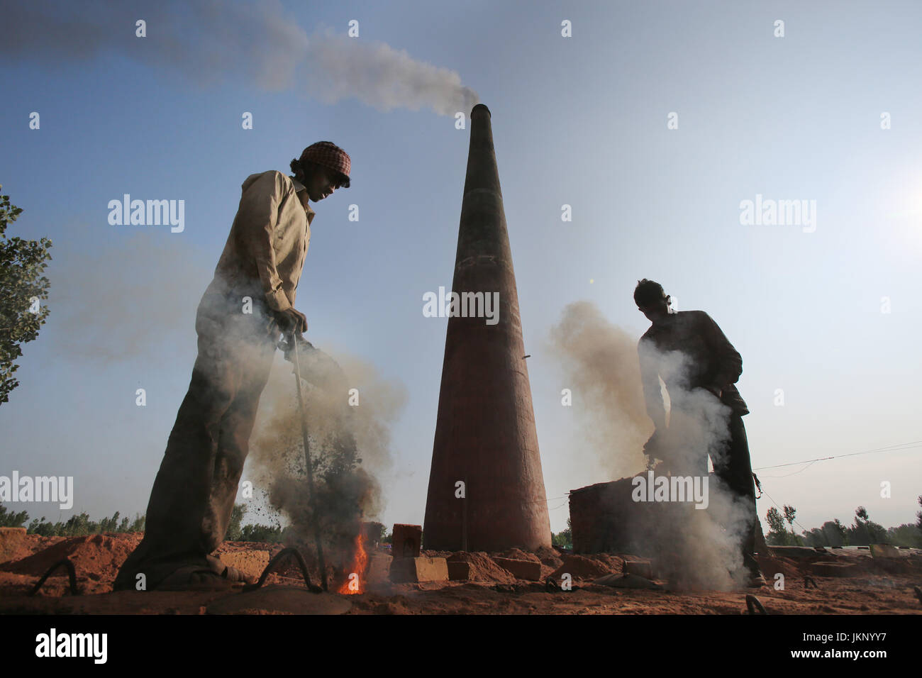 Srinagar, Indian-controlled Kashmir. 24th July, 2017. Migrant labours work in a brick kiln at a village in Budgam district about 20 km southwest of Srinagar, summer capital of Indian-controlled Kashmir, July 24, 2017. Indian-controlled Kashmir has more than 300 brick kilns. Environment experts say that the large number of brick kilns near habitations in Indian-controlled Kashmir are posing a serious danger to life and health of people. Credit: Javed Dar/Xinhua/Alamy Live News Stock Photo