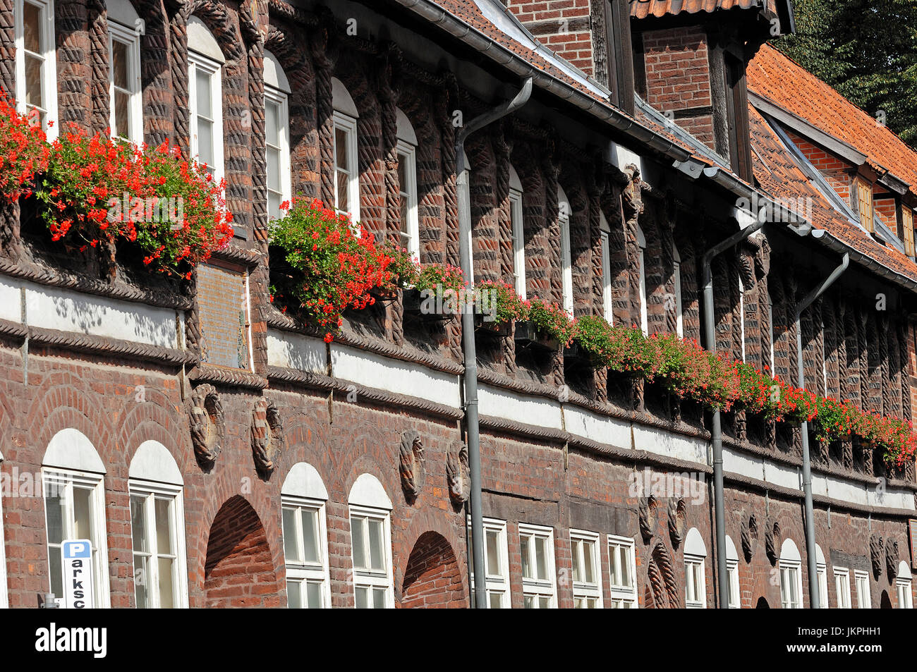 House front with flowers, Luneburg, Lower Saxony, Germany | Hausfassade mit Blumen, Lueneburg, Niedersachsen, Deutschland / Lüneburg Stock Photo