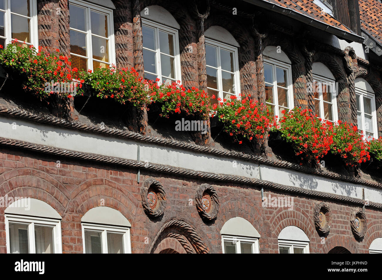 House front with flowers, Luneburg, Lower Saxony, Germany | Hausfassade mit Blumen, Lueneburg, Niedersachsen, Deutschland / Lüneburg Stock Photo