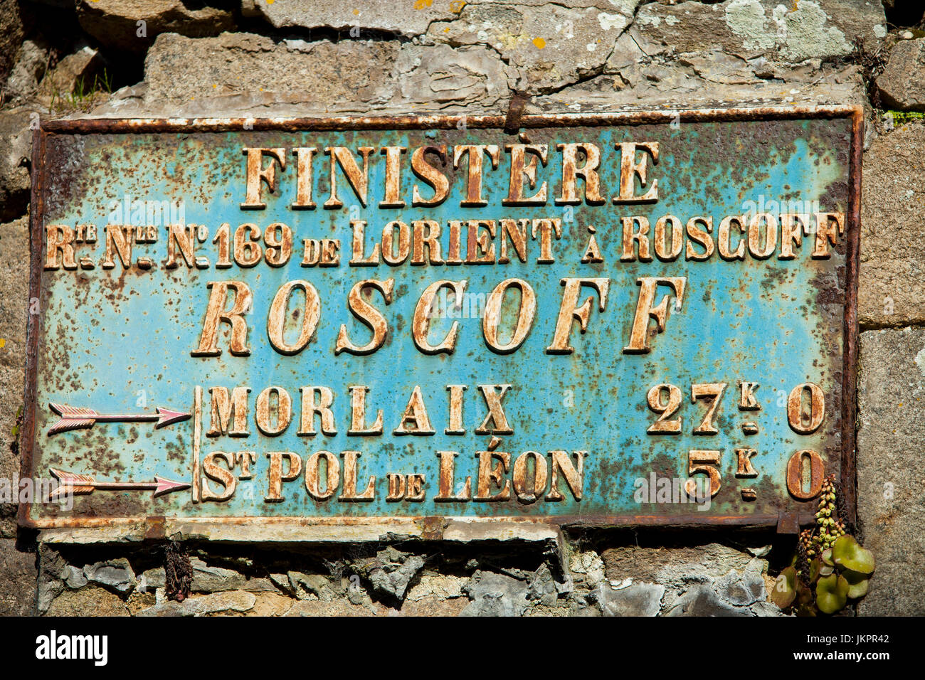 France, Finistère (29), Roscoff, panneau de signalisation dans le centre ville // France, Finistere, Roscoff, road sign in In the city center Stock Photo