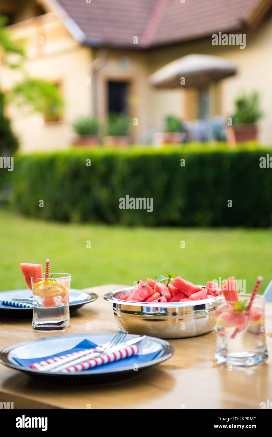 Summer garden party table setting Stock Photo Alamy
