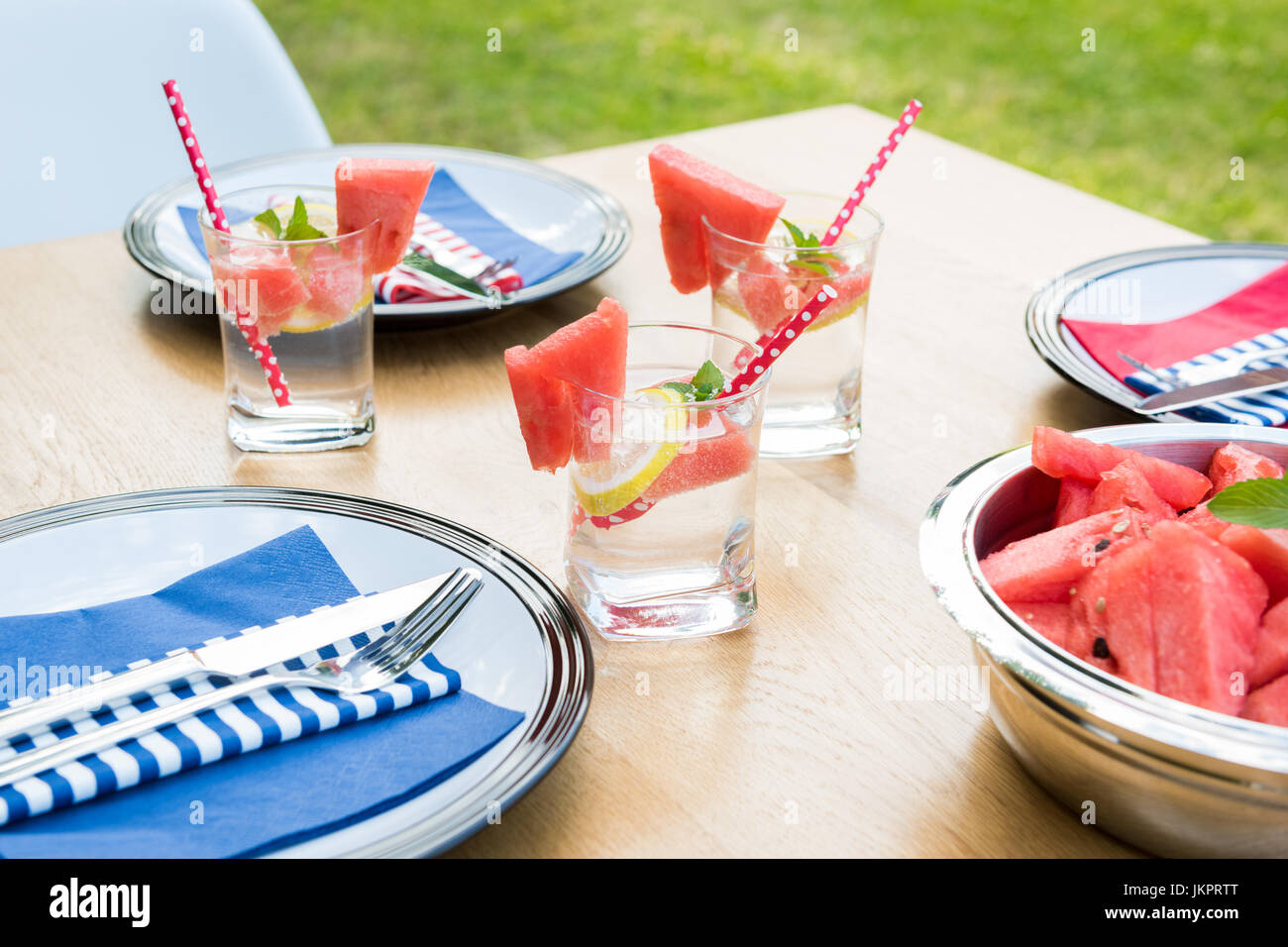 Summer garden party table setting Stock Photo Alamy