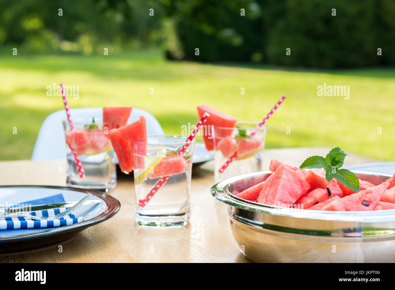 Summer garden party table setting Stock Photo Alamy