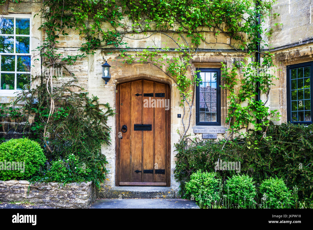 Pretty Cotswold stone cottage in the Cotswold village of Burford in Oxfordshire Stock Photo Alamy