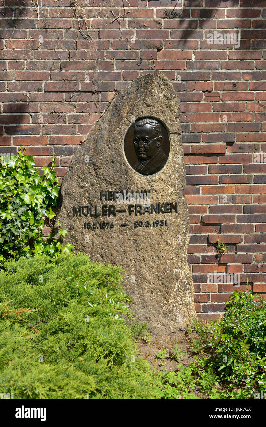 Grave, Hermann Mueller-Franken, memorial of the socialists, central cemetery to Friedrich's field, Gudrunstrasse, bright mountain, Berlin, Germany, Gr Stock Photo