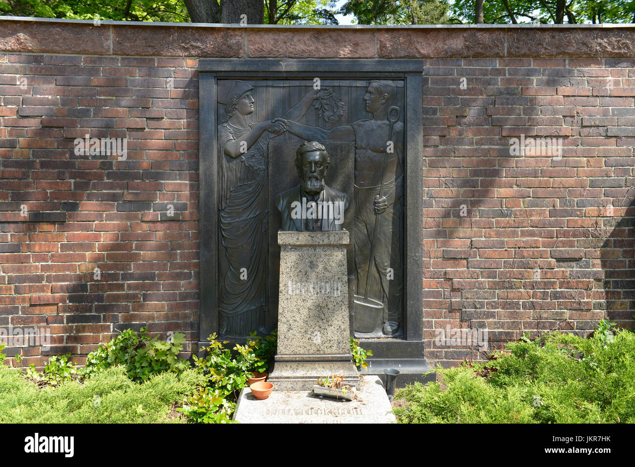 Grave, Wilhelm Liebknecht, memorial of the socialists, central cemetery to Friedrich's field, Gudrunstrasse, bright mountain, Berlin, Germany, Grab, G Stock Photo