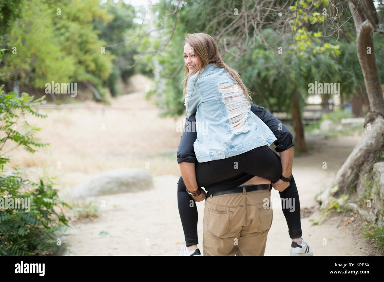 Объятия сидя. Обнимает со спины. Объятия сидя. Он сел ему на спину. Сел за спину.