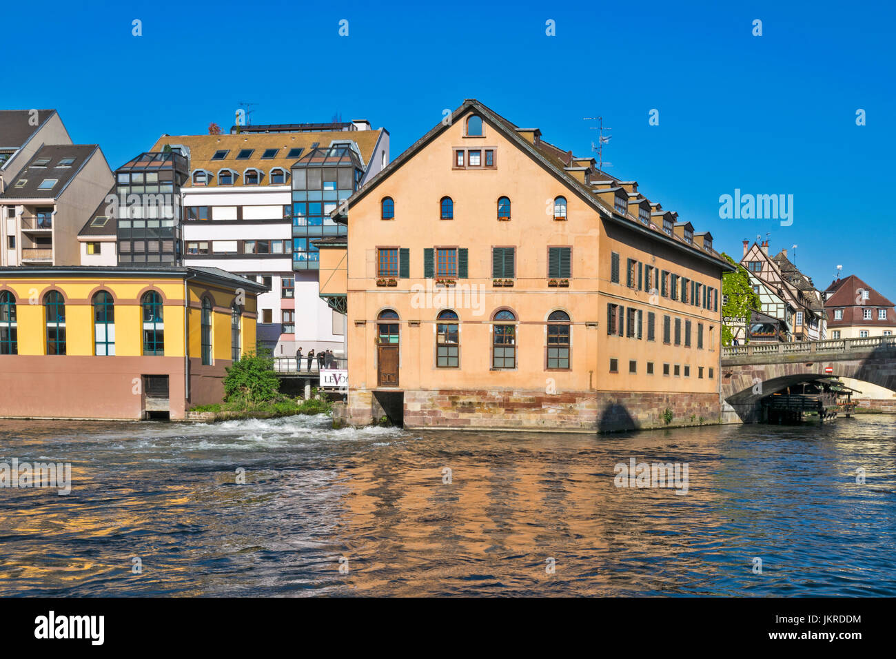 STRASBOURG THE PETITE FRANCE DISTRICT AND RIVER L'ILL THE  PONT ST MARTIN AREA WATERFRONT PASTEL COLOURED  HOUSES AND BRIDGE Stock Photo